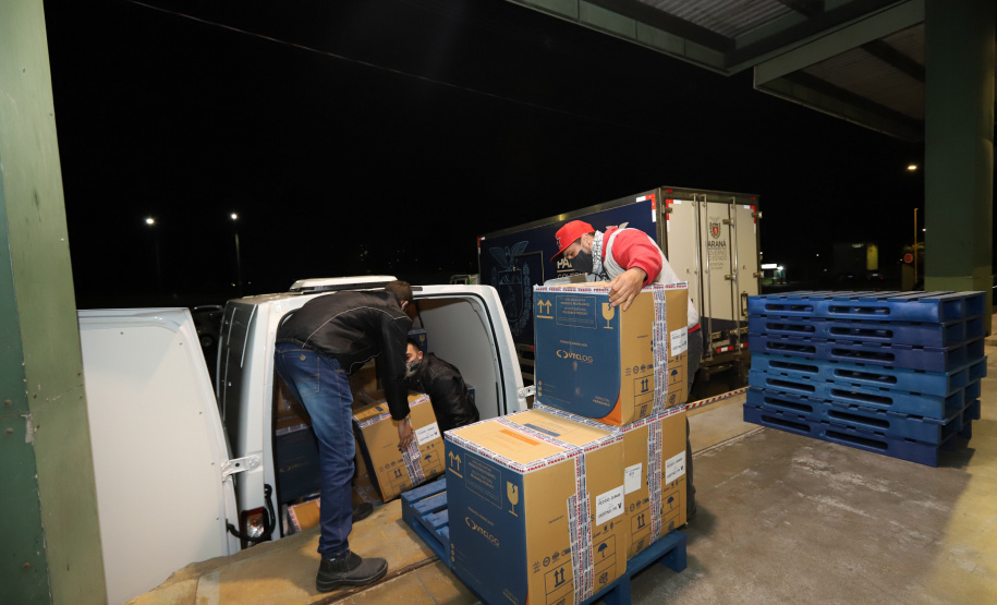 Um novo carregamento com 318.240 doses de vacinas contra a Covid-19 chega no Centro de Medicamentos do Paraná (Cemepar), em Curitiba, na noite desta terça-feira (19).   Desse total, 228.150 doses  Pfizer/BioNTech  são exclusivas para a população de 12 a 17 anos, sem comorbidades ou pertencentes a grupos prioritários.Foto: Geraldo Bubniak/AEN