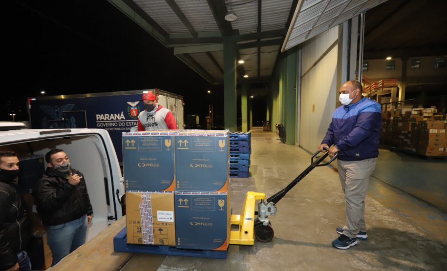 Um novo carregamento com 318.240 doses de vacinas contra a Covid-19 chega no Centro de Medicamentos do Paraná (Cemepar), em Curitiba, na noite desta terça-feira (19).   Desse total, 228.150 doses  Pfizer/BioNTech  são exclusivas para a população de 12 a 17 anos, sem comorbidades ou pertencentes a grupos prioritários.Foto: Geraldo Bubniak/AEN