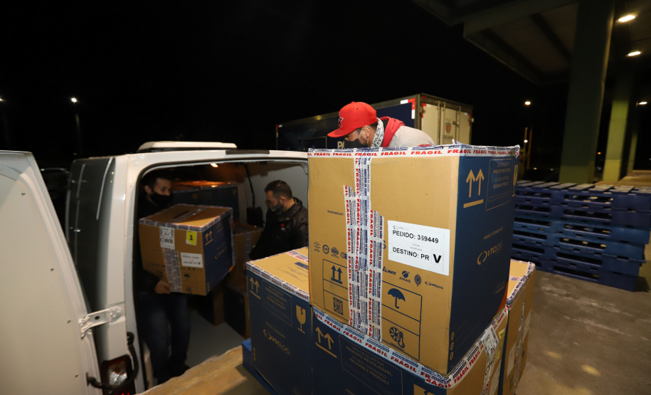 Um novo carregamento com 318.240 doses de vacinas contra a Covid-19 chega no Centro de Medicamentos do Paraná (Cemepar), em Curitiba, na noite desta terça-feira (19).   Desse total, 228.150 doses  Pfizer/BioNTech  são exclusivas para a população de 12 a 17 anos, sem comorbidades ou pertencentes a grupos prioritários.Foto: Geraldo Bubniak/AEN