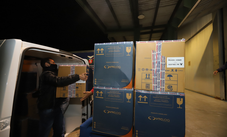 Um novo carregamento com 318.240 doses de vacinas contra a Covid-19 chega no Centro de Medicamentos do Paraná (Cemepar), em Curitiba, na noite desta terça-feira (19).   Desse total, 228.150 doses  Pfizer/BioNTech  são exclusivas para a população de 12 a 17 anos, sem comorbidades ou pertencentes a grupos prioritários.Foto: Geraldo Bubniak/AEN