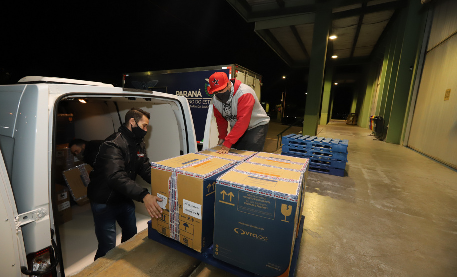 Um novo carregamento com 318.240 doses de vacinas contra a Covid-19 chega no Centro de Medicamentos do Paraná (Cemepar), em Curitiba, na noite desta terça-feira (19).   Desse total, 228.150 doses  Pfizer/BioNTech  são exclusivas para a população de 12 a 17 anos, sem comorbidades ou pertencentes a grupos prioritários.Foto: Geraldo Bubniak/AEN