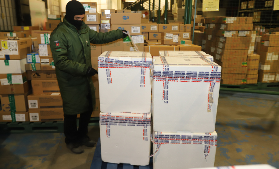 Um novo carregamento com 318.240 doses de vacinas contra a Covid-19 chega no Centro de Medicamentos do Paraná (Cemepar), em Curitiba, na noite desta terça-feira (19).   Desse total, 228.150 doses  Pfizer/BioNTech  são exclusivas para a população de 12 a 17 anos, sem comorbidades ou pertencentes a grupos prioritários.Foto: Geraldo Bubniak/AEN