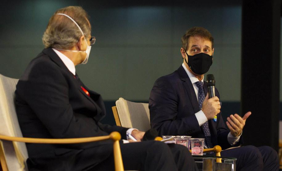Os desafios, perspectivas e oportunidades do saneamento no Brasil no atual cenário foram abordados na palestra magna feita pelo diretor-presidente da Sanepar, Claudio Stabile, na terça-feira (19), no 31º Congresso Brasileiro de Engenharia Sanitária e Ambiental. -  Curitiba, 20/10/2021 - Foto: Andre Thiago Chaves Aguiar/Sanepar