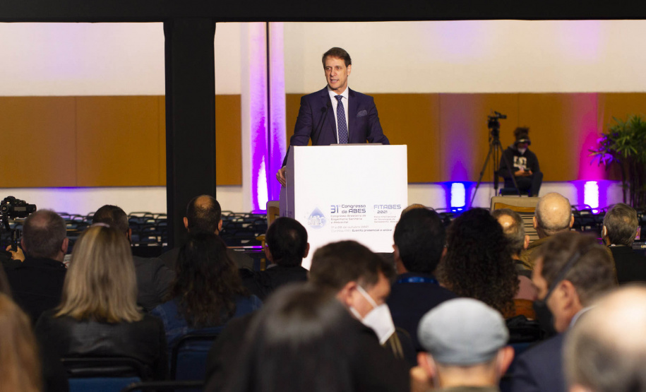 Os desafios, perspectivas e oportunidades do saneamento no Brasil no atual cenário foram abordados na palestra magna feita pelo diretor-presidente da Sanepar, Claudio Stabile, na terça-feira (19), no 31º Congresso Brasileiro de Engenharia Sanitária e Ambiental. -  Curitiba, 20/10/2021 - Foto: Andre Thiago Chaves Aguiar/Sanepar