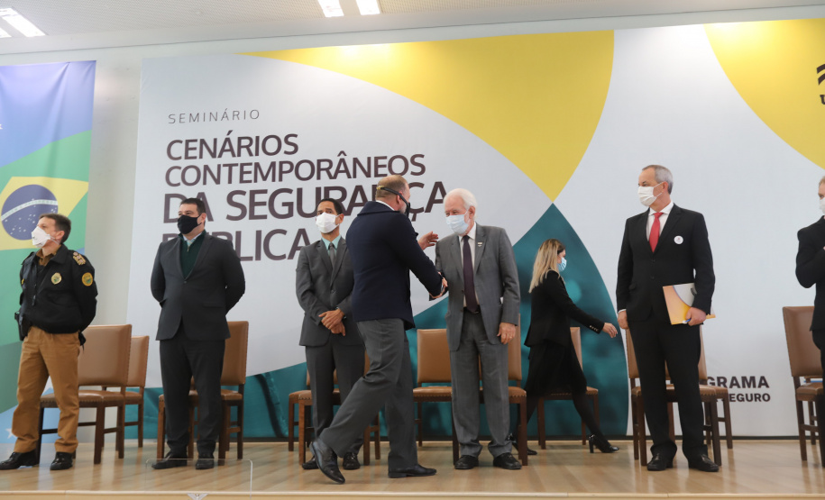 Cursos PM O vice governador Darci Piana participa nesta quarta-feira (20) do lançamento de programa de cursos de atualização profissional e de especialização nas áreas de Polícia Comunitária, Mediação de Conflitos e Análise Criminal para 6,2 mil profissionais de todo o Paraná, no Palacio Iguacu. Curitiba, 20/10/2021 - Foto: Geraldo Bubniak/AEN