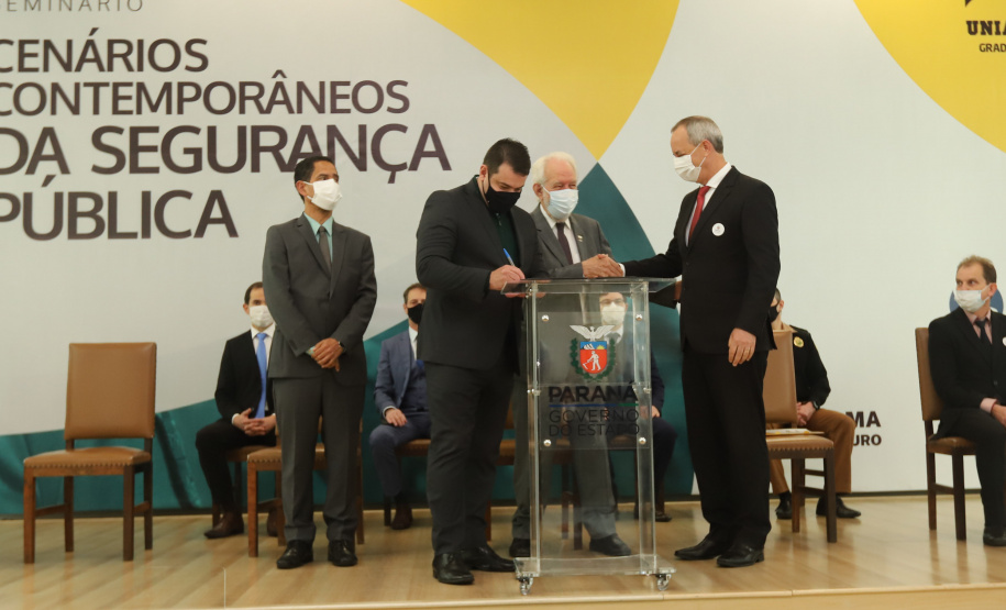 Cursos PM O vice governador Darci Piana participa nesta quarta-feira (20) do lançamento de programa de cursos de atualização profissional e de especialização nas áreas de Polícia Comunitária, Mediação de Conflitos e Análise Criminal para 6,2 mil profissionais de todo o Paraná, no Palacio Iguacu. Curitiba, 20/10/2021 - Foto: Geraldo Bubniak/AEN