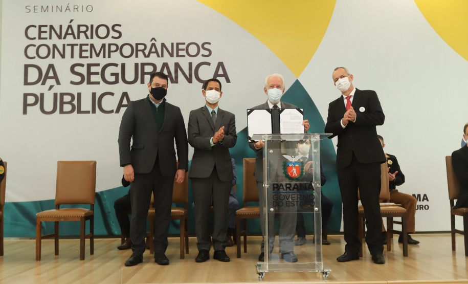 Cursos PM O vice governador Darci Piana participa nesta quarta-feira (20) do lançamento de programa de cursos de atualização profissional e de especialização nas áreas de Polícia Comunitária, Mediação de Conflitos e Análise Criminal para 6,2 mil profissionais de todo o Paraná, no Palacio Iguacu. Curitiba, 20/10/2021 - Foto: Geraldo Bubniak/AEN