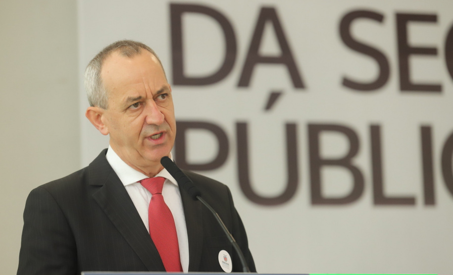 Cursos PM O vice governador Darci Piana participa nesta quarta-feira (20) do lançamento de programa de cursos de atualização profissional e de especialização nas áreas de Polícia Comunitária, Mediação de Conflitos e Análise Criminal para 6,2 mil profissionais de todo o Paraná, no Palacio Iguacu. Na foto, Hermínio Kloch, reitor da Uniasselvi. Curitiba, 20/10/2021 - Foto: Geraldo Bubniak/AEN