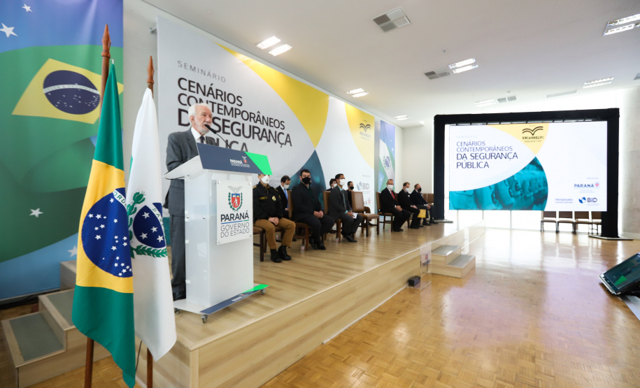 Cursos PM O vice governador Darci Piana participa nesta quarta-feira (20) do lançamento de programa de cursos de atualização profissional e de especialização nas áreas de Polícia Comunitária, Mediação de Conflitos e Análise Criminal para 6,2 mil profissionais de todo o Paraná, no Palacio Iguacu. Curitiba, 20/10/2021 - Foto: Geraldo Bubniak/AEN