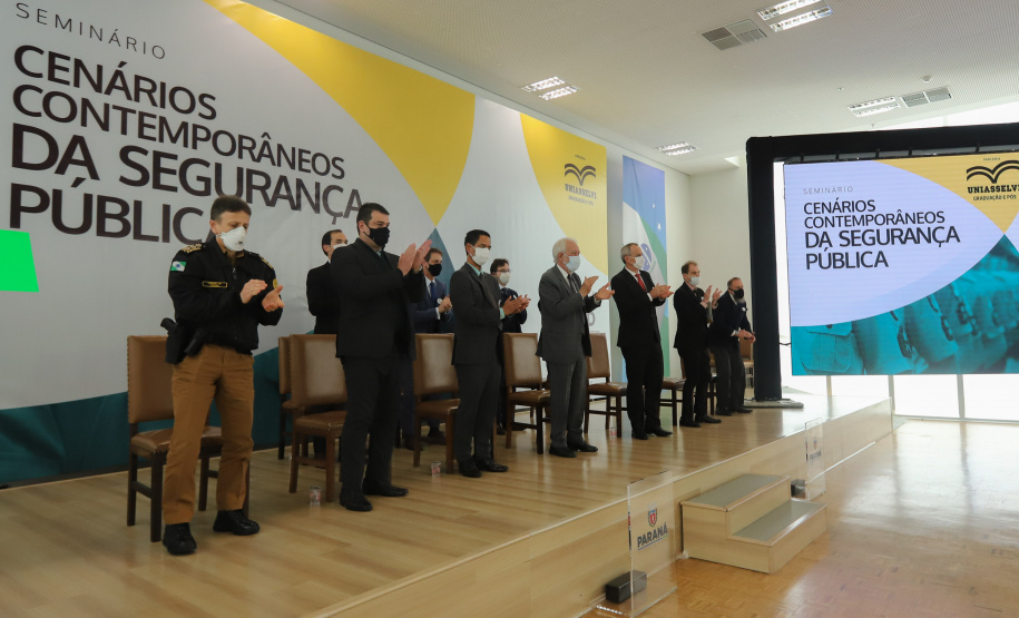 Cursos PM O vice governador Darci Piana participa nesta quarta-feira (20) do lançamento de programa de cursos de atualização profissional e de especialização nas áreas de Polícia Comunitária, Mediação de Conflitos e Análise Criminal para 6,2 mil profissionais de todo o Paraná, no Palacio Iguacu. Curitiba, 20/10/2021 - Foto: Geraldo Bubniak/AEN