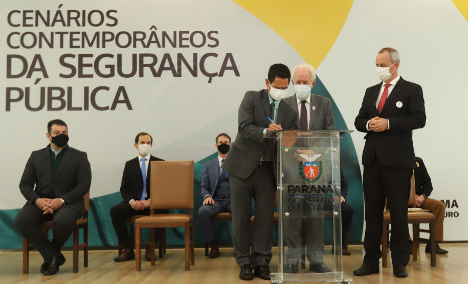 Cursos PM O vice governador Darci Piana participa nesta quarta-feira (20) do lançamento de programa de cursos de atualização profissional e de especialização nas áreas de Polícia Comunitária, Mediação de Conflitos e Análise Criminal para 6,2 mil profissionais de todo o Paraná, no Palacio Iguacu. Curitiba, 20/10/2021 - Foto: Geraldo Bubniak/AEN