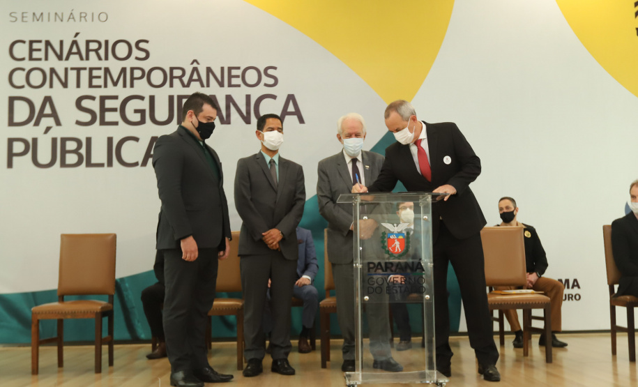 Cursos PM O vice governador Darci Piana participa nesta quarta-feira (20) do lançamento de programa de cursos de atualização profissional e de especialização nas áreas de Polícia Comunitária, Mediação de Conflitos e Análise Criminal para 6,2 mil profissionais de todo o Paraná, no Palacio Iguacu. Curitiba, 20/10/2021 - Foto: Geraldo Bubniak/AEN