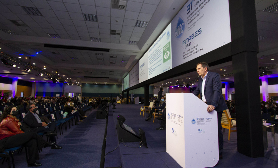 A situação do abastecimento de água para o futuro diante das mudanças climáticas foi um dos temas abordados em painéis de debates durante o 31º Congresso Brasileiro de Engenharia Sanitária e Ambiental, em Curitiba. Organizado pela Associação Brasileira de Engenharia Sanitária e Ambiental (Abes), é o primeiro grande evento realizado na Capital após o início da pandemia. -  Curitiba, 20/10/2021 - Foto: Andre Thiago Chaves Aguiar