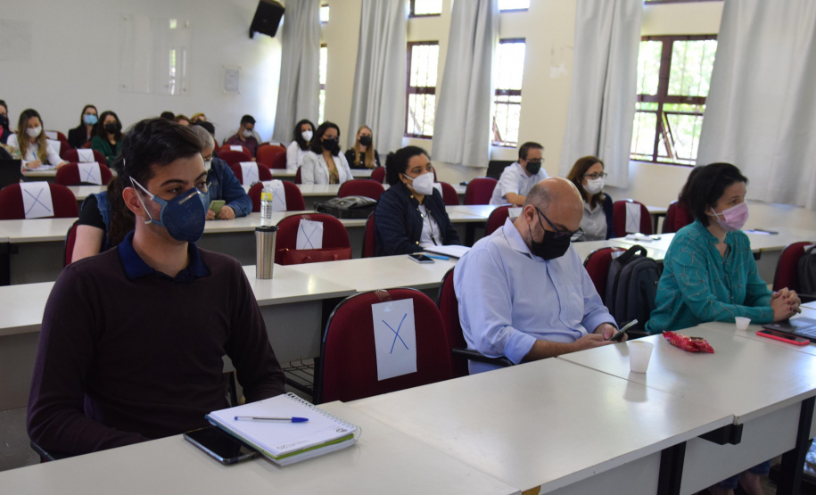 A secretaria estadual da Saúde (Sesa) iniciou nesta quarta-feira (20), em Londrina, a discussão da segunda etapa do Planejamento Regional Integrado (PRI) na Macrorregião Norte. Esta macrorregião soma 97 municípios, em cinco Regionais de Saúde: Apucarana (16ª) Londrina (17ª), Cornélio Procópio (18ª), Jacarezinho (19ª) Ivaiporã (22ª). Foto: Américo Antonio/SESA