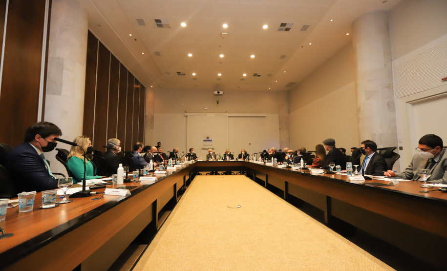 O vice governador Darci Piana recebe  nesta quarta-feira  (20), o embaixador do Estado de Israel, Daniel Zohar-Zonshine. Paraná e Estado de Israel discutem cooperação  para intercâmbio de experiência em tecnologia agricolas. Curitiba, 20/10/2021 -  Foto: Geraldo Bubniak/AEN