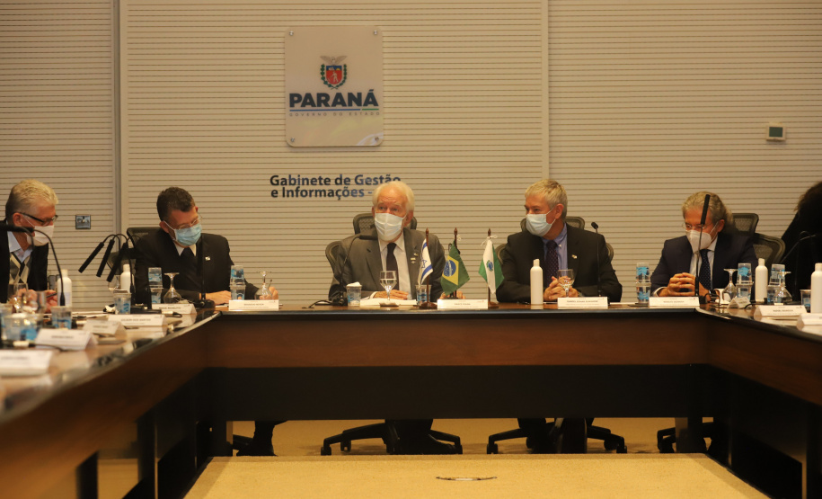 O vice governador Darci Piana recebe  nesta quarta-feira  (20), o embaixador do Estado de Israel, Daniel Zohar-Zonshine. Paraná e Estado de Israel discutem cooperação  para intercâmbio de experiência em tecnologia agricolas. Curitiba, 20/10/2021 -  Foto: Geraldo Bubniak/AEN