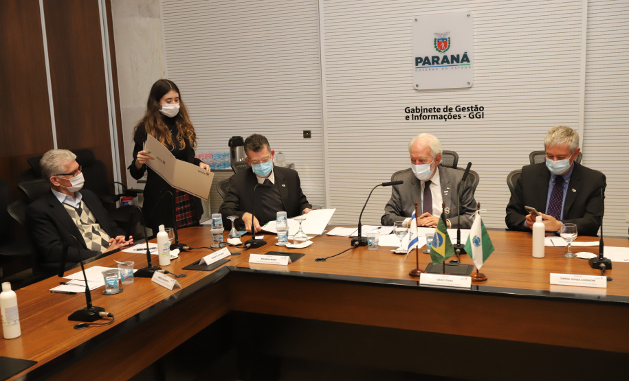 O vice governador Darci Piana recebe  nesta quarta-feira  (20), o embaixador do Estado de Israel, Daniel Zohar-Zonshine. Paraná e Estado de Israel discutem cooperação  para intercâmbio de experiência em tecnologia agricolas. Curitiba, 20/10/2021 -  Foto: Geraldo Bubniak/AEN