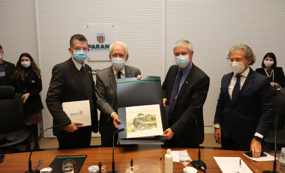 O vice governador Darci Piana recebe  nesta quarta-feira  (20), o embaixador do Estado de Israel, Daniel Zohar-Zonshine. Paraná e Estado de Israel discutem cooperação  para intercâmbio de experiência em tecnologia agricolas. Curitiba, 20/10/2021 -  Foto: Geraldo Bubniak/AEN