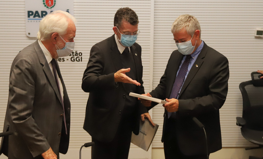 O vice governador Darci Piana recebe  nesta quarta-feira  (20), o embaixador do Estado de Israel, Daniel Zohar-Zonshine. Paraná e Estado de Israel discutem cooperação  para intercâmbio de experiência em tecnologia agricolas. Curitiba, 20/10/2021 -  Foto: Geraldo Bubniak/AEN