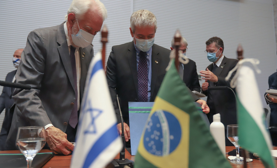 O vice governador Darci Piana recebe  nesta quarta-feira  (20), o embaixador do Estado de Israel, Daniel Zohar-Zonshine. Paraná e Estado de Israel discutem cooperação  para intercâmbio de experiência em tecnologia agricolas. Curitiba, 20/10/2021 -  Foto: Geraldo Bubniak/AEN