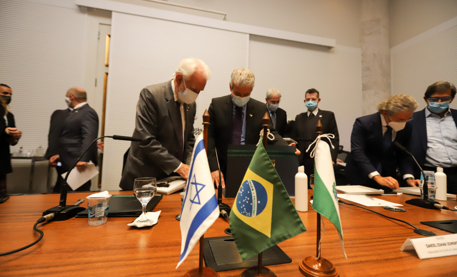 O vice governador Darci Piana recebe  nesta quarta-feira  (20), o embaixador do Estado de Israel, Daniel Zohar-Zonshine. Paraná e Estado de Israel discutem cooperação  para intercâmbio de experiência em tecnologia agricolas. Curitiba, 20/10/2021 -  Foto: Geraldo Bubniak/AEN