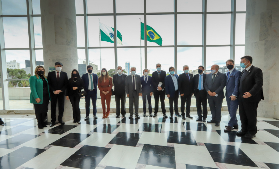 O vice governador Darci Piana recebe  nesta quarta-feira  (20), o embaixador do Estado de Israel, Daniel Zohar-Zonshine. Paraná e Estado de Israel discutem cooperação  para intercâmbio de experiência em tecnologia agricolas. Curitiba, 20/10/2021 -  Foto: Geraldo Bubniak/AEN