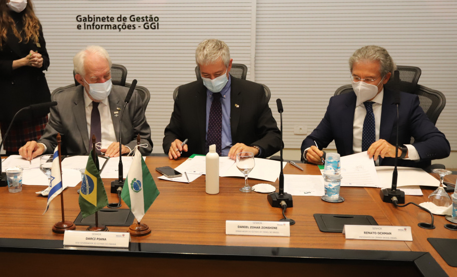 O vice governador Darci Piana recebe  nesta quarta-feira  (20), o embaixador do Estado de Israel, Daniel Zohar-Zonshine. Paraná e Estado de Israel discutem cooperação  para intercâmbio de experiência em tecnologia agricolas. Curitiba, 20/10/2021 -  Foto: Geraldo Bubniak/AEN