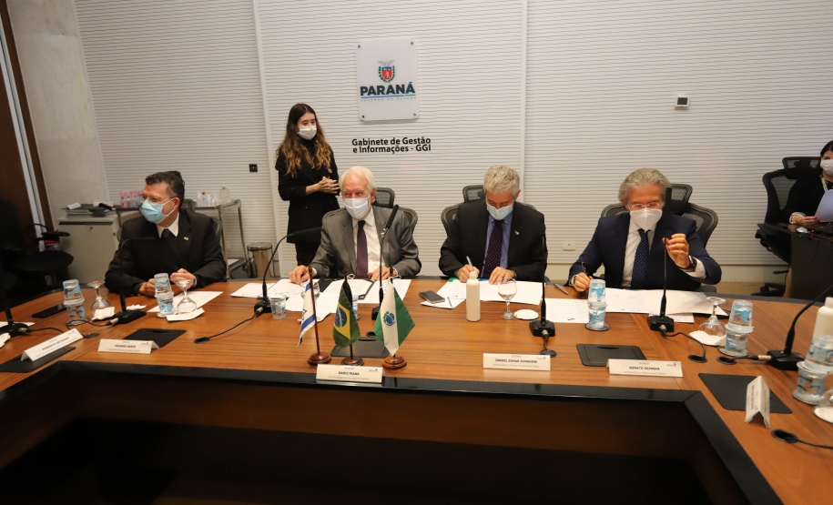 O vice governador Darci Piana recebe  nesta quarta-feira  (20), o embaixador do Estado de Israel, Daniel Zohar-Zonshine. Paraná e Estado de Israel discutem cooperação  para intercâmbio de experiência em tecnologia agricolas. Curitiba, 20/10/2021 -  Foto: Geraldo Bubniak/AEN