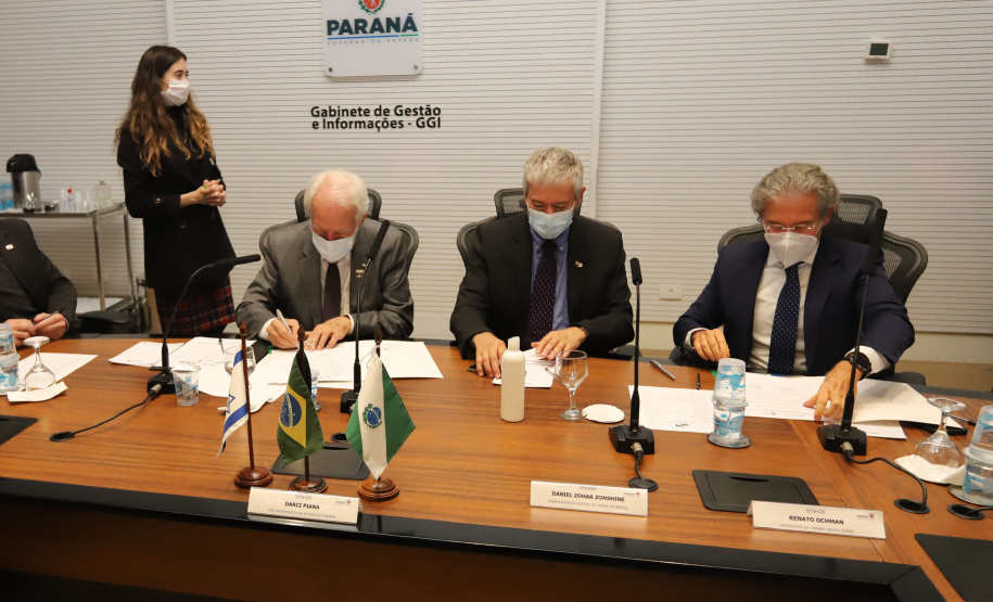 O vice governador Darci Piana recebe  nesta quarta-feira  (20), o embaixador do Estado de Israel, Daniel Zohar-Zonshine. Paraná e Estado de Israel discutem cooperação  para intercâmbio de experiência em tecnologia agricolas. Curitiba, 20/10/2021 -  Foto: Geraldo Bubniak/AEN