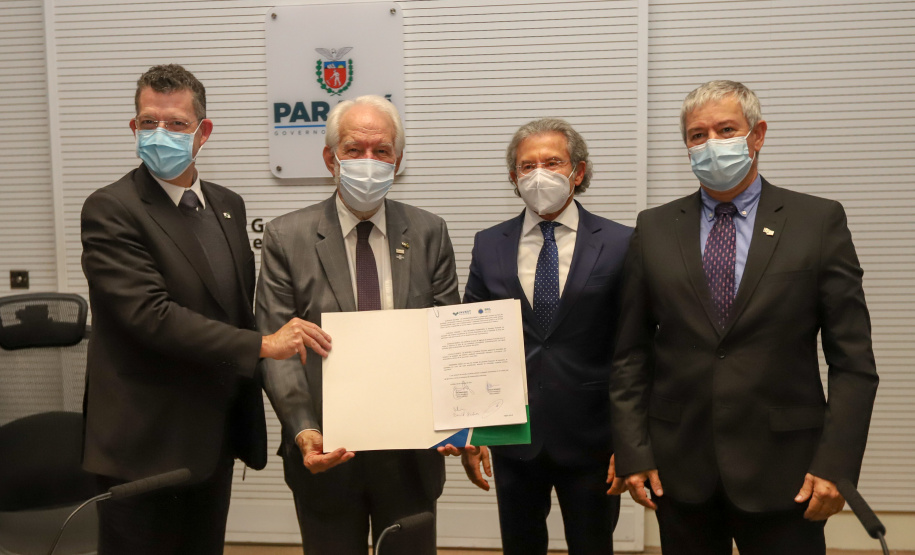 O vice governador Darci Piana recebe  nesta quarta-feira  (20), o embaixador do Estado de Israel, Daniel Zohar-Zonshine. Paraná e Estado de Israel discutem cooperação  para intercâmbio de experiência em tecnologia agricolas. Curitiba, 20/10/2021 -  Foto: Geraldo Bubniak/AEN