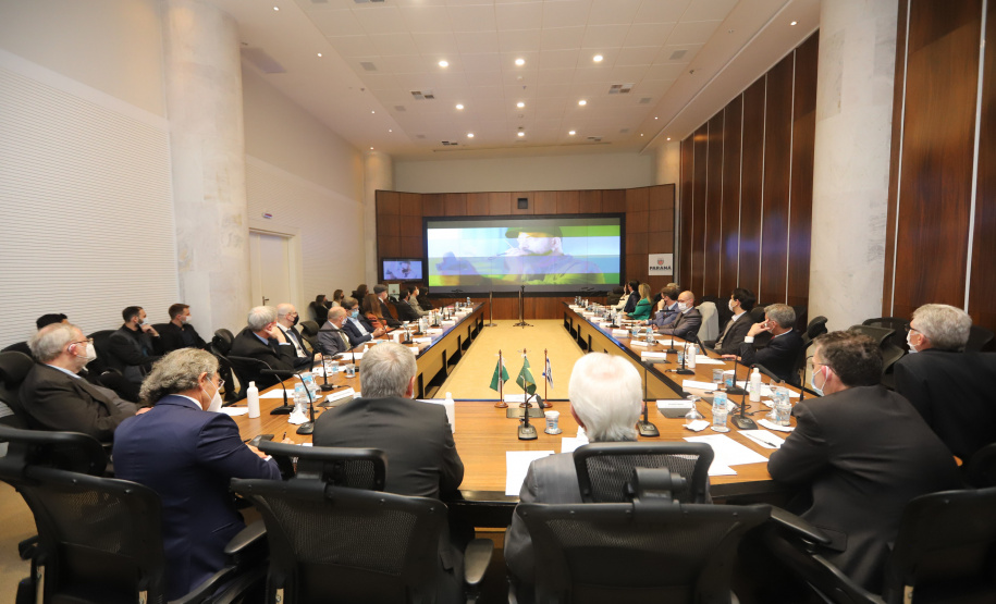 O vice governador Darci Piana recebe  nesta quarta-feira  (20), o embaixador do Estado de Israel, Daniel Zohar-Zonshine. Paraná e Estado de Israel discutem cooperação  para intercâmbio de experiência em tecnologia agricolas. Curitiba, 20/10/2021 -  Foto: Camila Tonett/Vicegovernadoria