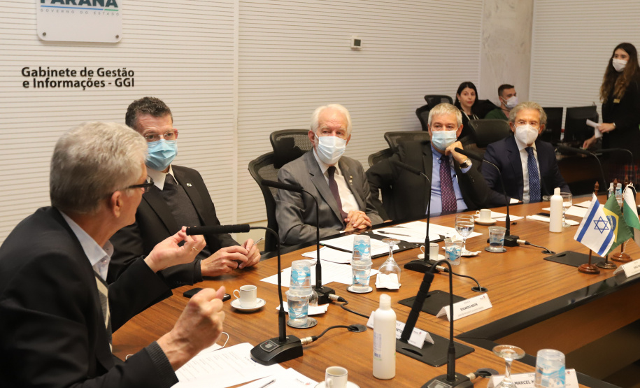 O vice governador Darci Piana recebe  nesta quarta-feira  (20), o embaixador do Estado de Israel, Daniel Zohar-Zonshine. Paraná e Estado de Israel discutem cooperação  para intercâmbio de experiência em tecnologia agricolas. Curitiba, 20/10/2021 -  Foto: Camila Tonett/Vicegovernadoria