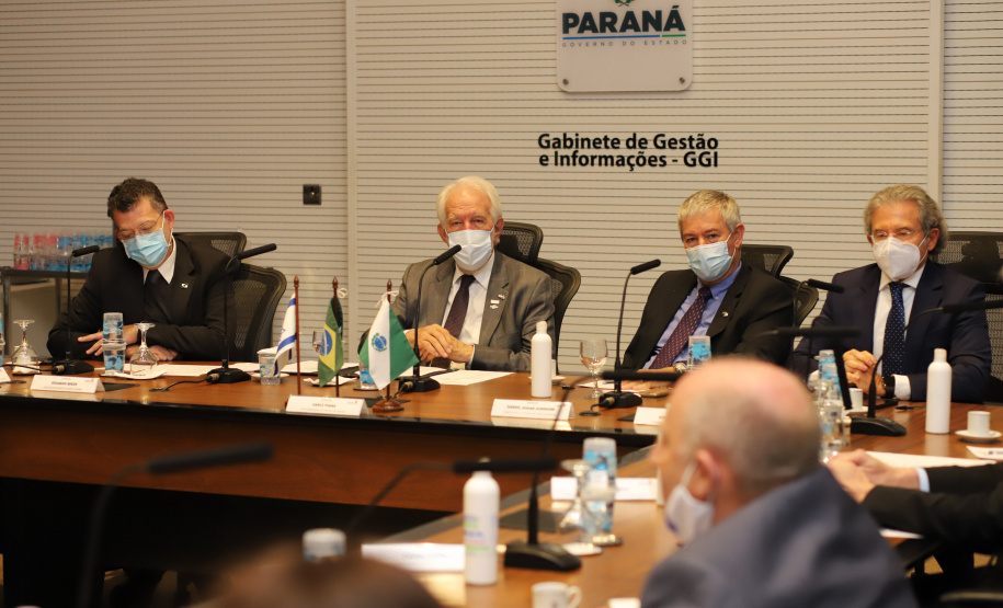 O vice governador Darci Piana recebe  nesta quarta-feira  (20), o embaixador do Estado de Israel, Daniel Zohar-Zonshine. Paraná e Estado de Israel discutem cooperação  para intercâmbio de experiência em tecnologia agricolas. Curitiba, 20/10/2021 -  Foto: Camila Tonett/Vicegovernadoria