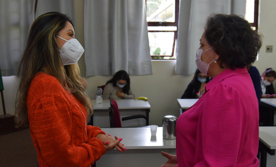 A Secretaria de Estado da Saúde (Sesa) reforçou as ações de cuidados com a saúde da mulher, ligadas à campanha Paraná Rosa, em Londrina, durante o evento do Planejamento Regional Integrado (PRI), nesta quarta-feira (20). A iniciativa, que já está na 3ª edição, tem por objetivo prevenir o câncer de mama e colo do útero, além de outras doenças que colocam em risco a saúde das mulheres. - Londrina, 20/10/2021 - Foto: Américo Antonio/SESA