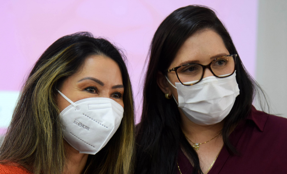 A Secretaria de Estado da Saúde (Sesa) reforçou as ações de cuidados com a saúde da mulher, ligadas à campanha Paraná Rosa, em Londrina, durante o evento do Planejamento Regional Integrado (PRI), nesta quarta-feira (20). A iniciativa, que já está na 3ª edição, tem por objetivo prevenir o câncer de mama e colo do útero, além de outras doenças que colocam em risco a saúde das mulheres. - Londrina, 20/10/2021 - Foto: Américo Antonio/SESA