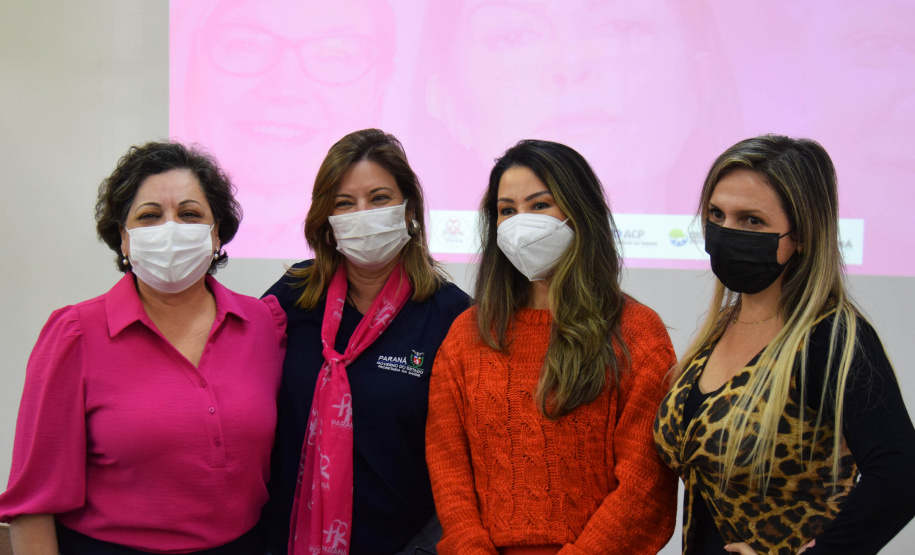 A Secretaria de Estado da Saúde (Sesa) reforçou as ações de cuidados com a saúde da mulher, ligadas à campanha Paraná Rosa, em Londrina, durante o evento do Planejamento Regional Integrado (PRI), nesta quarta-feira (20). A iniciativa, que já está na 3ª edição, tem por objetivo prevenir o câncer de mama e colo do útero, além de outras doenças que colocam em risco a saúde das mulheres. - Londrina, 20/10/2021 - Foto: Américo Antonio/SESA