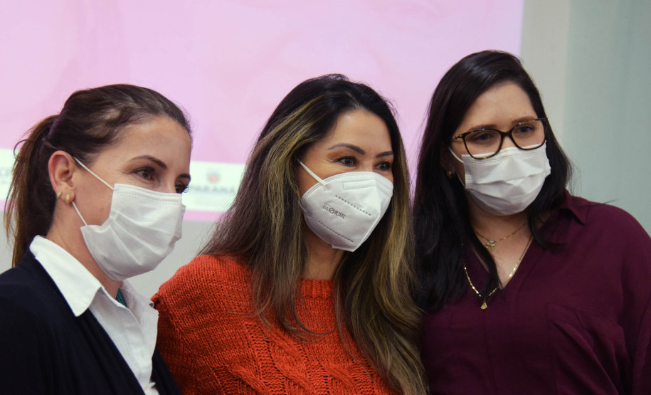 A Secretaria de Estado da Saúde (Sesa) reforçou as ações de cuidados com a saúde da mulher, ligadas à campanha Paraná Rosa, em Londrina, durante o evento do Planejamento Regional Integrado (PRI), nesta quarta-feira (20). A iniciativa, que já está na 3ª edição, tem por objetivo prevenir o câncer de mama e colo do útero, além de outras doenças que colocam em risco a saúde das mulheres. - Londrina, 20/10/2021 - Foto: Américo Antonio/SESA