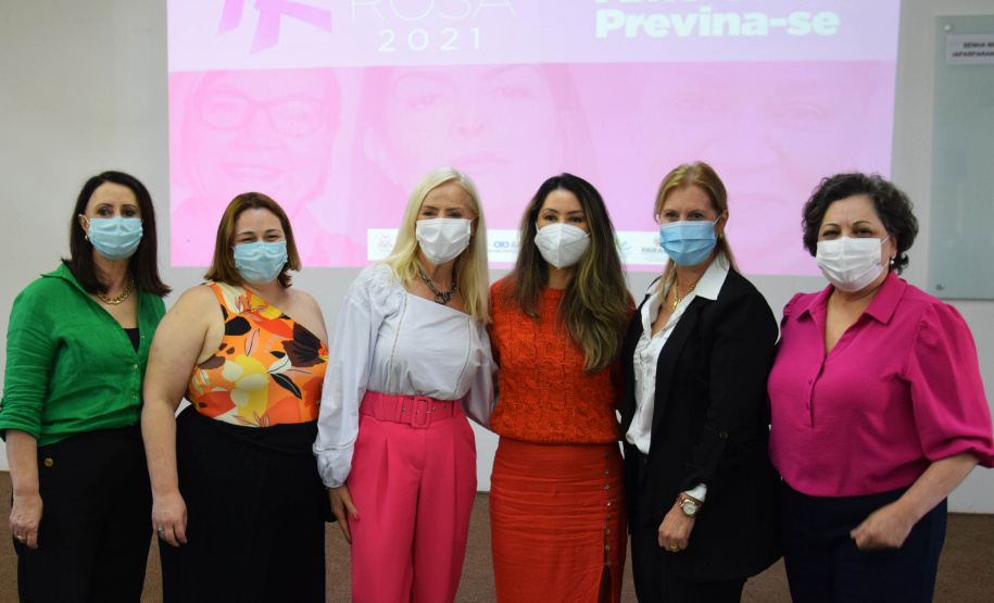 A Secretaria de Estado da Saúde (Sesa) reforçou as ações de cuidados com a saúde da mulher, ligadas à campanha Paraná Rosa, em Londrina, durante o evento do Planejamento Regional Integrado (PRI), nesta quarta-feira (20). A iniciativa, que já está na 3ª edição, tem por objetivo prevenir o câncer de mama e colo do útero, além de outras doenças que colocam em risco a saúde das mulheres. - Londrina, 20/10/2021 - Foto: Américo Antonio/SESA