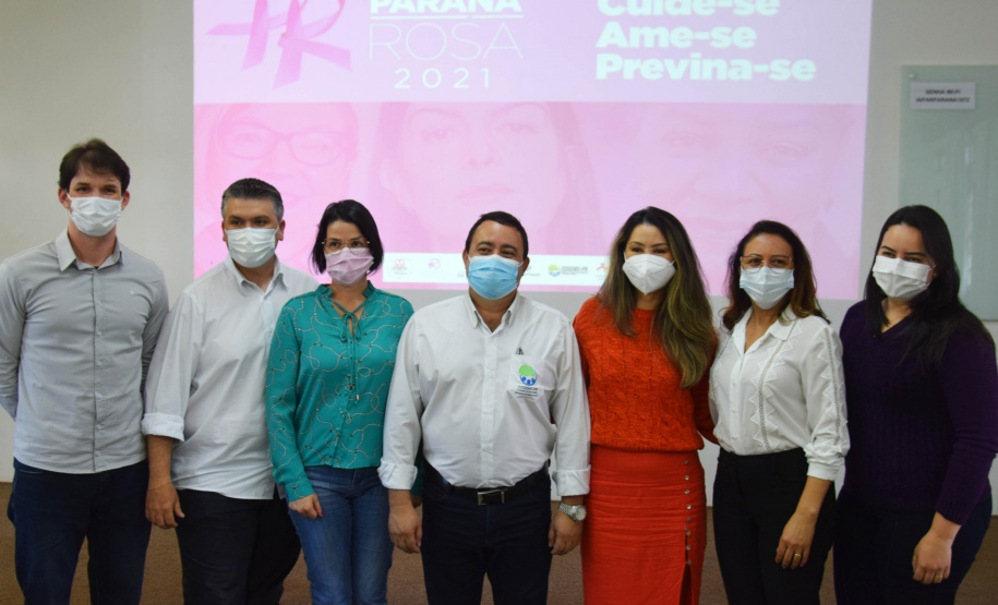 A Secretaria de Estado da Saúde (Sesa) reforçou as ações de cuidados com a saúde da mulher, ligadas à campanha Paraná Rosa, em Londrina, durante o evento do Planejamento Regional Integrado (PRI), nesta quarta-feira (20). A iniciativa, que já está na 3ª edição, tem por objetivo prevenir o câncer de mama e colo do útero, além de outras doenças que colocam em risco a saúde das mulheres. - Londrina, 20/10/2021 - Foto: Américo Antonio/SESA