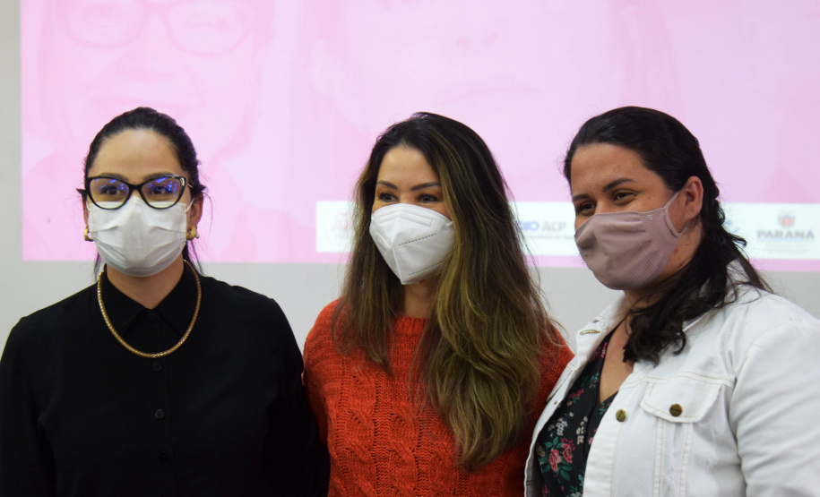 A Secretaria de Estado da Saúde (Sesa) reforçou as ações de cuidados com a saúde da mulher, ligadas à campanha Paraná Rosa, em Londrina, durante o evento do Planejamento Regional Integrado (PRI), nesta quarta-feira (20). A iniciativa, que já está na 3ª edição, tem por objetivo prevenir o câncer de mama e colo do útero, além de outras doenças que colocam em risco a saúde das mulheres. - Londrina, 20/10/2021 - Foto: Américo Antonio/SESA
