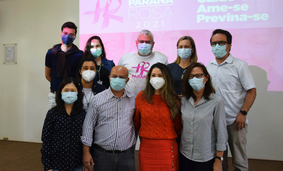 A Secretaria de Estado da Saúde (Sesa) reforçou as ações de cuidados com a saúde da mulher, ligadas à campanha Paraná Rosa, em Londrina, durante o evento do Planejamento Regional Integrado (PRI), nesta quarta-feira (20). A iniciativa, que já está na 3ª edição, tem por objetivo prevenir o câncer de mama e colo do útero, além de outras doenças que colocam em risco a saúde das mulheres. - Londrina, 20/10/2021 - Foto: Américo Antonio/SESA