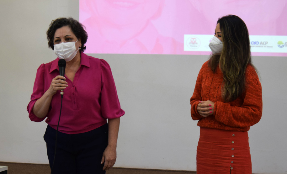 A Secretaria de Estado da Saúde (Sesa) reforçou as ações de cuidados com a saúde da mulher, ligadas à campanha Paraná Rosa, em Londrina, durante o evento do Planejamento Regional Integrado (PRI), nesta quarta-feira (20). A iniciativa, que já está na 3ª edição, tem por objetivo prevenir o câncer de mama e colo do útero, além de outras doenças que colocam em risco a saúde das mulheres. - Londrina, 20/10/2021 - Foto: Américo Antonio/SESA