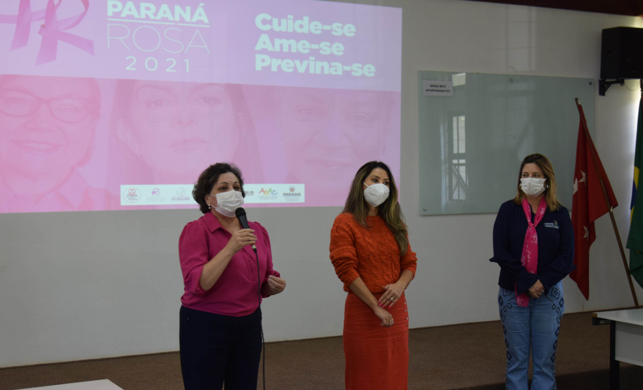 A Secretaria de Estado da Saúde (Sesa) reforçou as ações de cuidados com a saúde da mulher, ligadas à campanha Paraná Rosa, em Londrina, durante o evento do Planejamento Regional Integrado (PRI), nesta quarta-feira (20). A iniciativa, que já está na 3ª edição, tem por objetivo prevenir o câncer de mama e colo do útero, além de outras doenças que colocam em risco a saúde das mulheres. - Londrina, 20/10/2021 - Foto: Américo Antonio/SESA