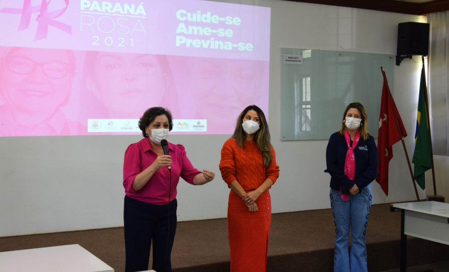 A Secretaria de Estado da Saúde (Sesa) reforçou as ações de cuidados com a saúde da mulher, ligadas à campanha Paraná Rosa, em Londrina, durante o evento do Planejamento Regional Integrado (PRI), nesta quarta-feira (20). A iniciativa, que já está na 3ª edição, tem por objetivo prevenir o câncer de mama e colo do útero, além de outras doenças que colocam em risco a saúde das mulheres. - Londrina, 20/10/2021 - Foto: Américo Antonio/SESA
