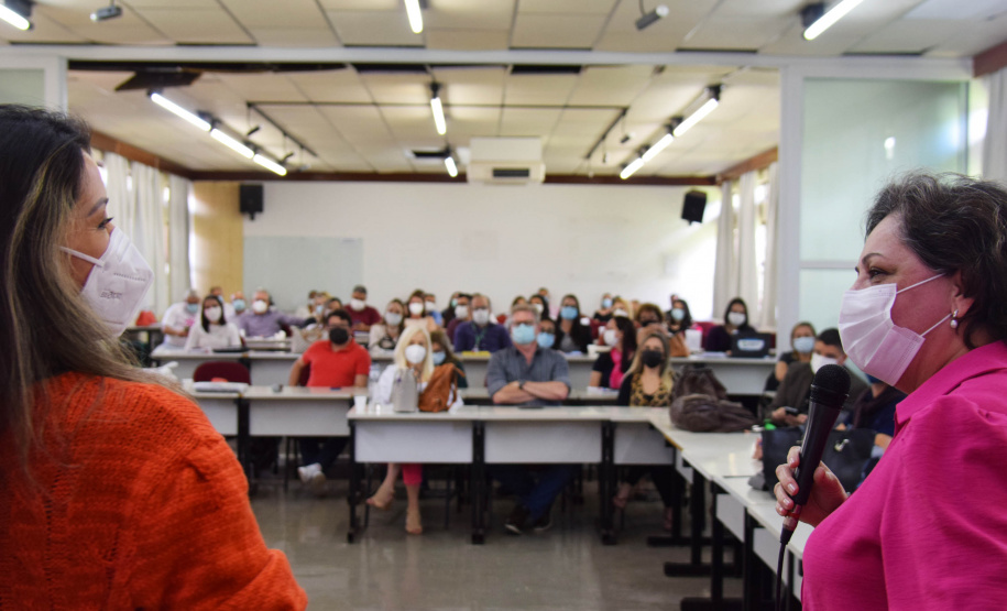 A Secretaria de Estado da Saúde (Sesa) reforçou as ações de cuidados com a saúde da mulher, ligadas à campanha Paraná Rosa, em Londrina, durante o evento do Planejamento Regional Integrado (PRI), nesta quarta-feira (20). A iniciativa, que já está na 3ª edição, tem por objetivo prevenir o câncer de mama e colo do útero, além de outras doenças que colocam em risco a saúde das mulheres. - Londrina, 20/10/2021 - Foto: Américo Antonio/SESA