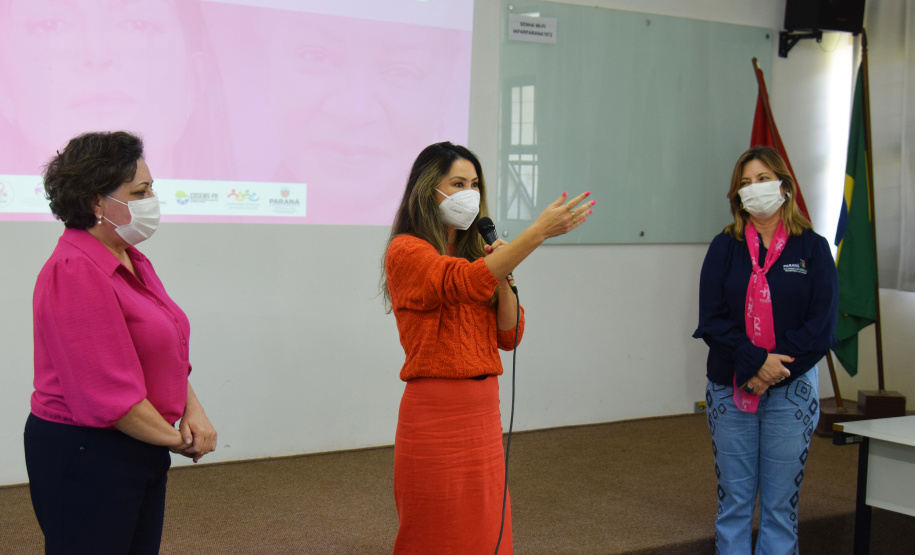 A Secretaria de Estado da Saúde (Sesa) reforçou as ações de cuidados com a saúde da mulher, ligadas à campanha Paraná Rosa, em Londrina, durante o evento do Planejamento Regional Integrado (PRI), nesta quarta-feira (20). A iniciativa, que já está na 3ª edição, tem por objetivo prevenir o câncer de mama e colo do útero, além de outras doenças que colocam em risco a saúde das mulheres. - Londrina, 20/10/2021 - Foto: Américo Antonio/SESA