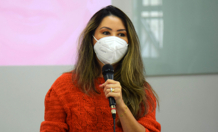 A Secretaria de Estado da Saúde (Sesa) reforçou as ações de cuidados com a saúde da mulher, ligadas à campanha Paraná Rosa, em Londrina, durante o evento do Planejamento Regional Integrado (PRI), nesta quarta-feira (20). A iniciativa, que já está na 3ª edição, tem por objetivo prevenir o câncer de mama e colo do útero, além de outras doenças que colocam em risco a saúde das mulheres. - Londrina, 20/10/2021 - Foto: Américo Antonio/SESA
