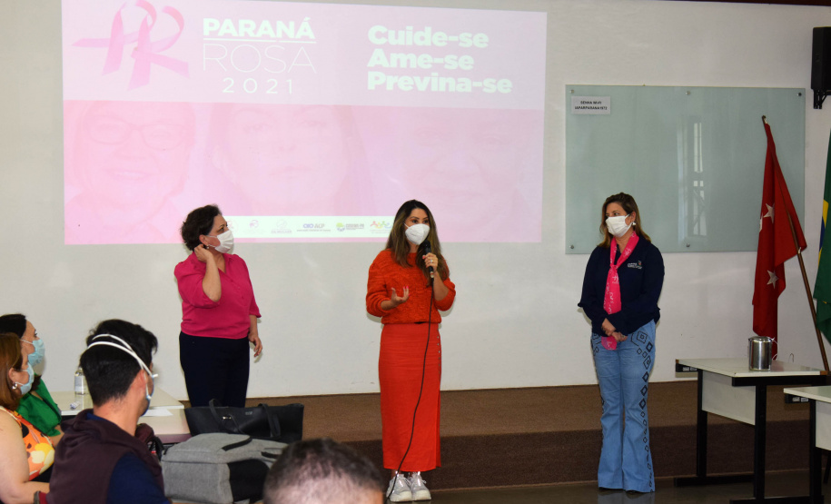 A Secretaria de Estado da Saúde (Sesa) reforçou as ações de cuidados com a saúde da mulher, ligadas à campanha Paraná Rosa, em Londrina, durante o evento do Planejamento Regional Integrado (PRI), nesta quarta-feira (20). A iniciativa, que já está na 3ª edição, tem por objetivo prevenir o câncer de mama e colo do útero, além de outras doenças que colocam em risco a saúde das mulheres. - Londrina, 20/10/2021 - Foto: Américo Antonio/SESA