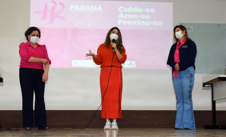 A Secretaria de Estado da Saúde (Sesa) reforçou as ações de cuidados com a saúde da mulher, ligadas à campanha Paraná Rosa, em Londrina, durante o evento do Planejamento Regional Integrado (PRI), nesta quarta-feira (20). A iniciativa, que já está na 3ª edição, tem por objetivo prevenir o câncer de mama e colo do útero, além de outras doenças que colocam em risco a saúde das mulheres. - Londrina, 20/10/2021 - Foto: Américo Antonio/SESA