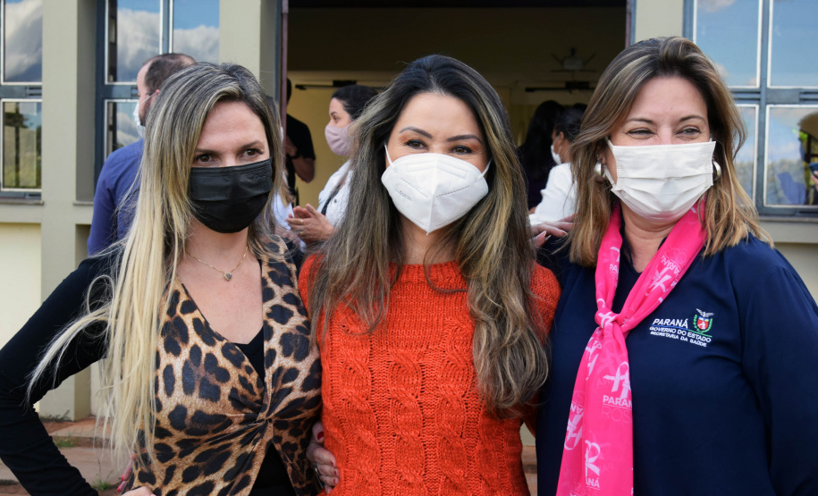 A Secretaria de Estado da Saúde (Sesa) reforçou as ações de cuidados com a saúde da mulher, ligadas à campanha Paraná Rosa, em Londrina, durante o evento do Planejamento Regional Integrado (PRI), nesta quarta-feira (20). A iniciativa, que já está na 3ª edição, tem por objetivo prevenir o câncer de mama e colo do útero, além de outras doenças que colocam em risco a saúde das mulheres. - Londrina, 20/10/2021 - Foto: Américo Antonio/SESA